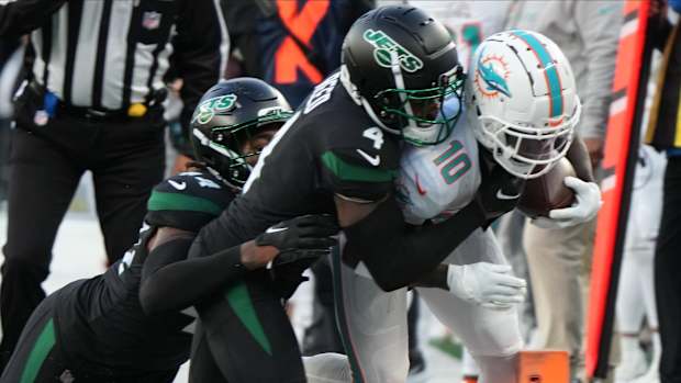 Jets' CB DJ Reed tackles Dolphins' WR Tyreek Hill